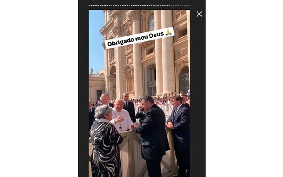 Cantor Mano Walter e sua esposa são abençoados pelo Papa — Foto: reprodução
