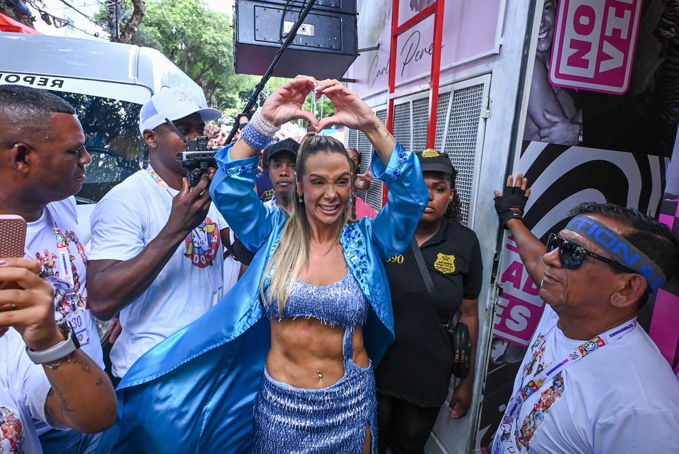 Carla Perez usa fantasia com referência a antigo programa de TV