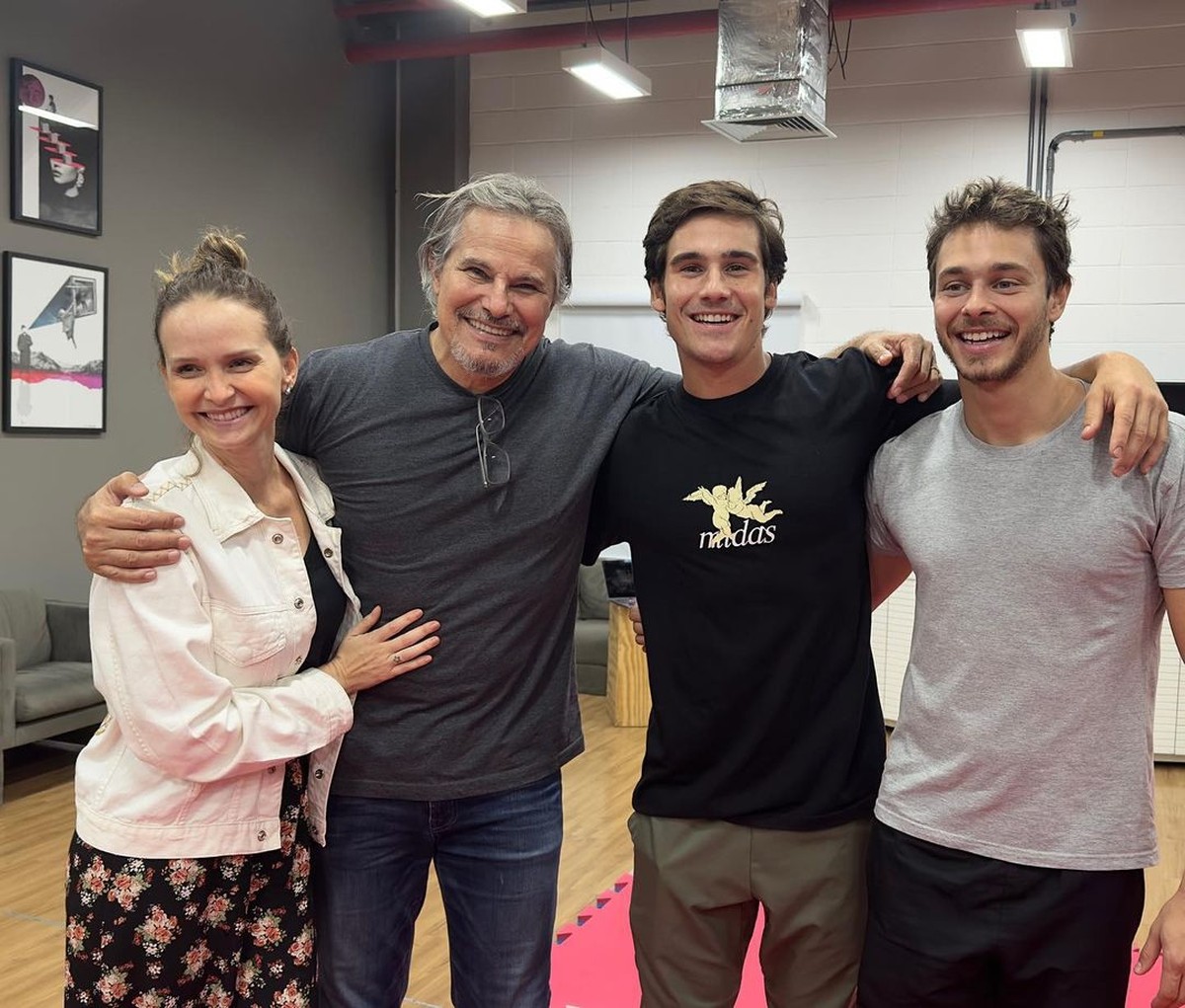 Nicolas Prattes posa com elenco de nova novela: 'Vem aí, Fuzuê ...