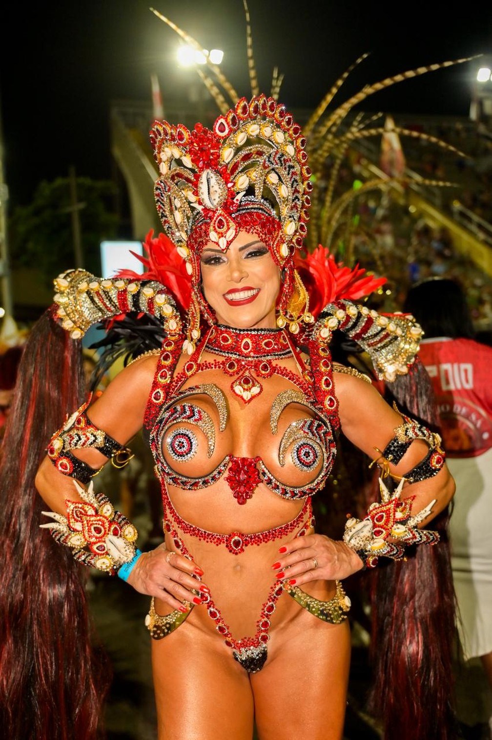 Rainha da Estácio de Sá usa fantasia micro e comenta tamanho da parte íntima: 'Pequena notável' — Foto: Ellen Soares/gshow