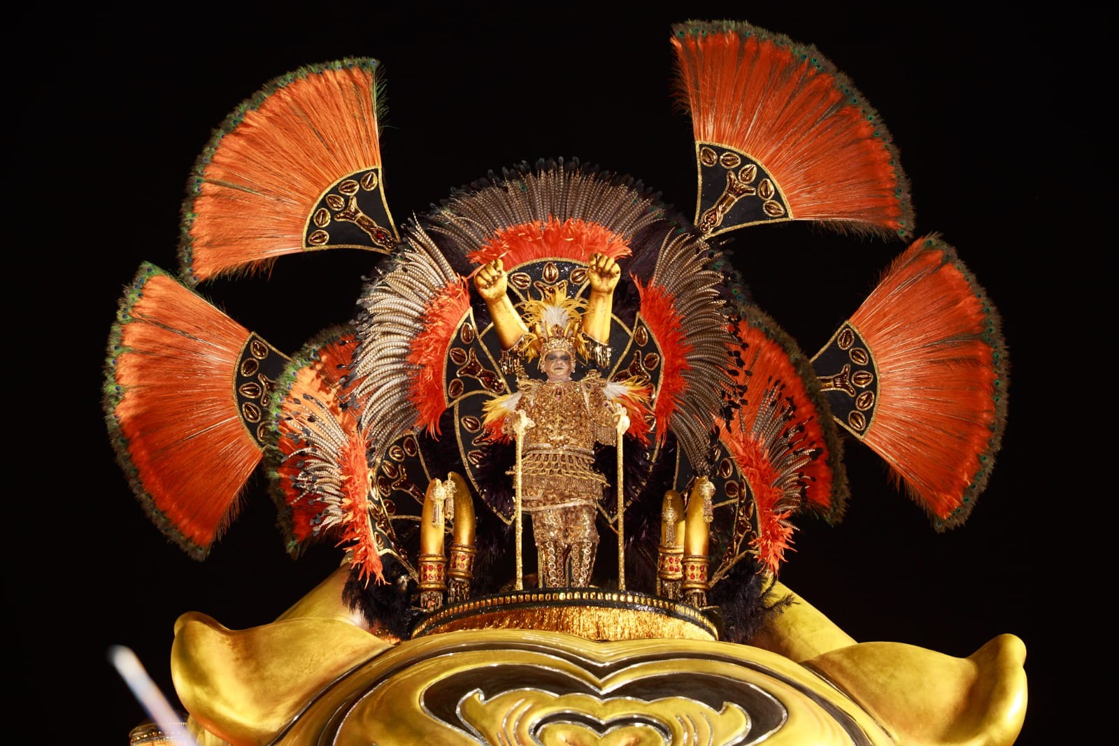 Destaque do Império de Casa Verde, Paulinho Cabeleireiro aposta em fantasia banhada a ouro