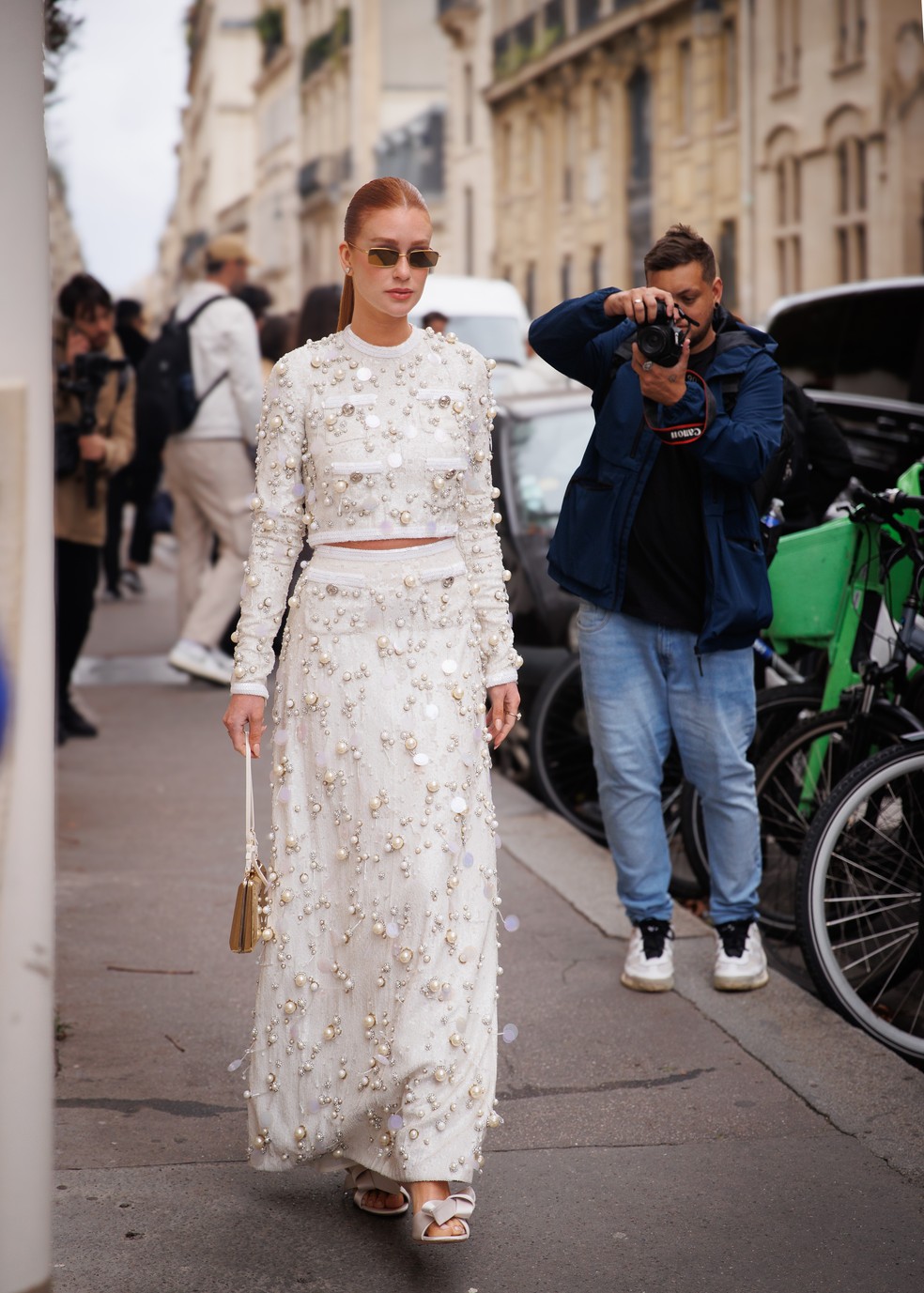 Marina Ruy Barbosa chega com look cravejado de pérolas — Foto: Brazil News