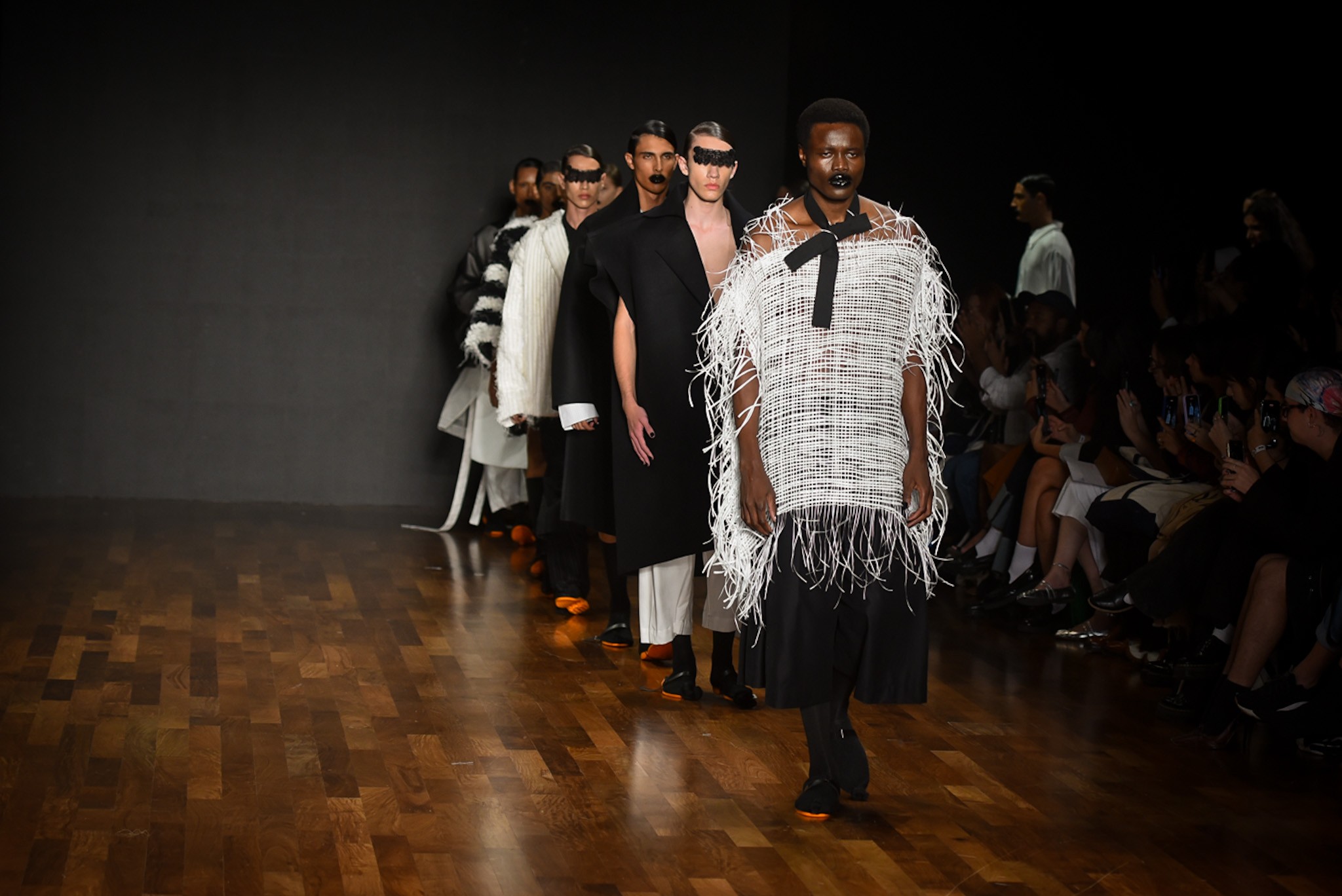 Leandro Castro estreia no SPFW com coleção 100% feita em resíduos têxteis