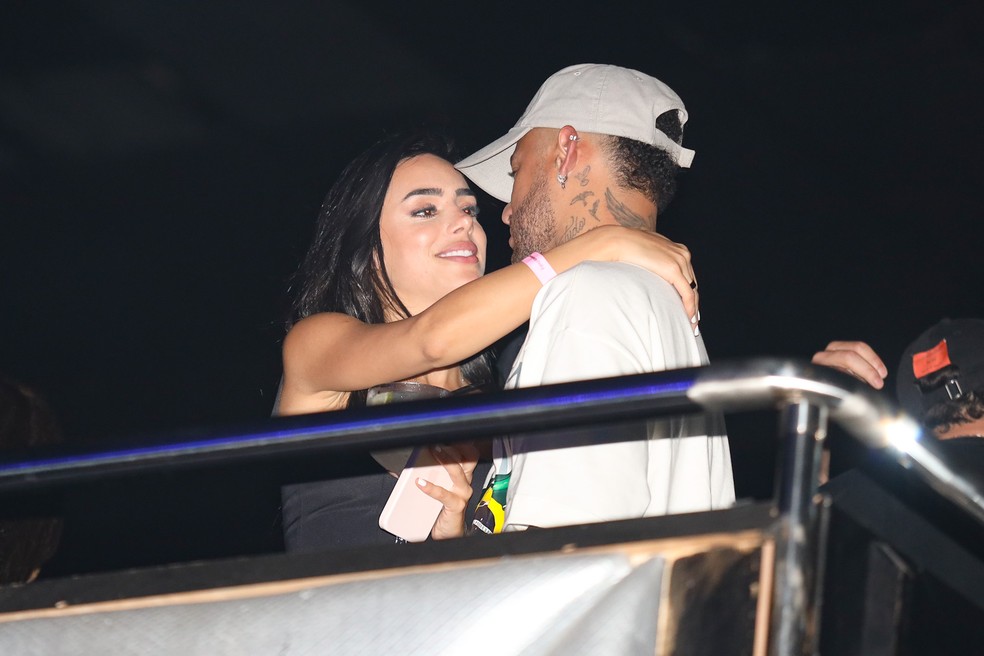 Bruna Biancardi e Neymar em clima de romance no show do Thiaguinho — Foto: Brazil News