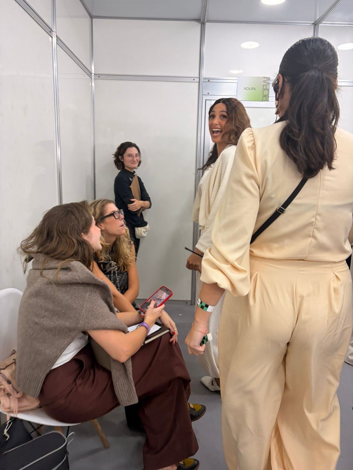 Camila Pitanga volta aos tempos de modelo e desfila no Rio Fashion Week: 'Que honra'