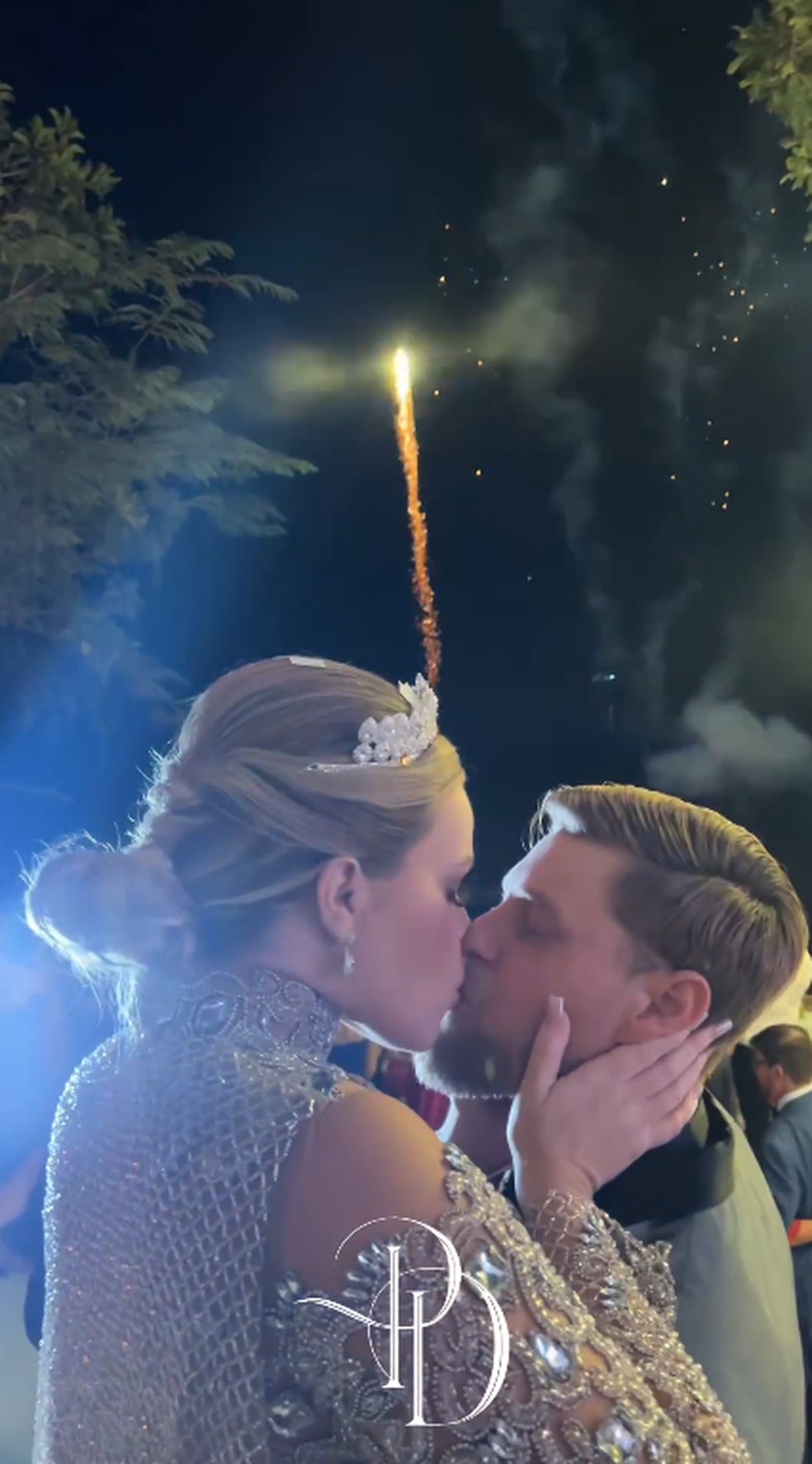 Paulinha e Dakota assistem aos fogos de artifício — Foto: Reprodução/Instagram