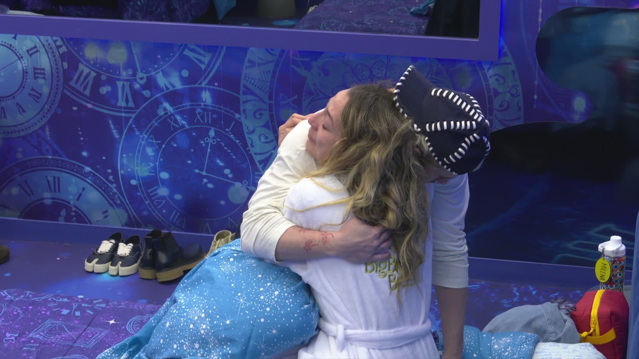 Após série de brigas, Juliano Floss e Samira se reconciliam e se abraçam: 'Me desculpa'