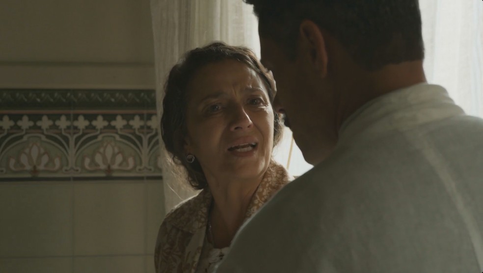 A Nobreza do Amor: Caetana questiona Onildo sobre nome estrangeiro que Tonho está chamando — Foto: TV Globo