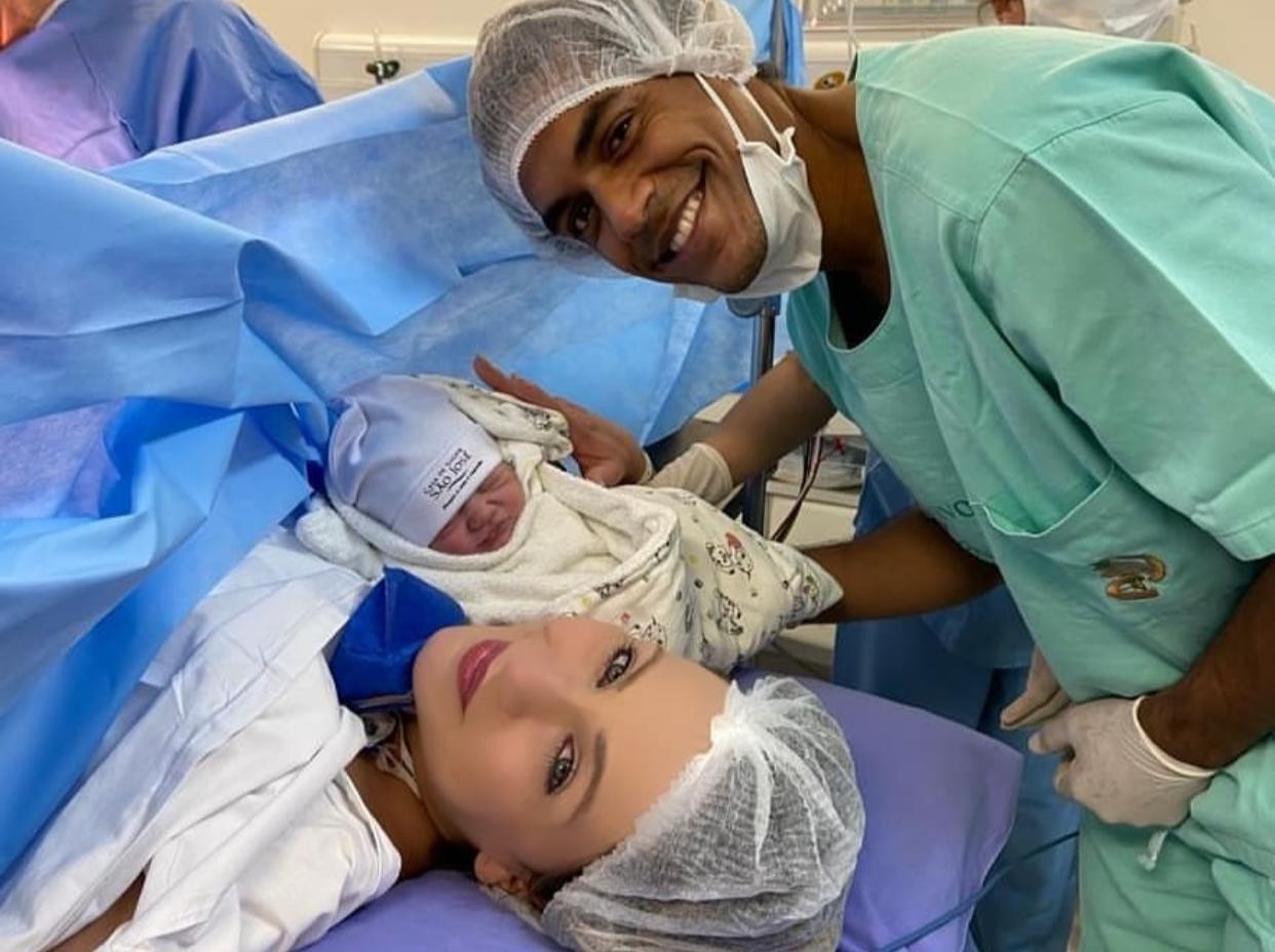 Marcello Melo Jr. usa laço na cabeça em foto com a filha: 'Não basta só ...