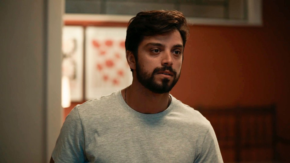 Em Renascer, José Venâncio (Rodrigo Simas) tenta convencer Tecaa desistir da ideia de tirar o filho — Foto: Globo