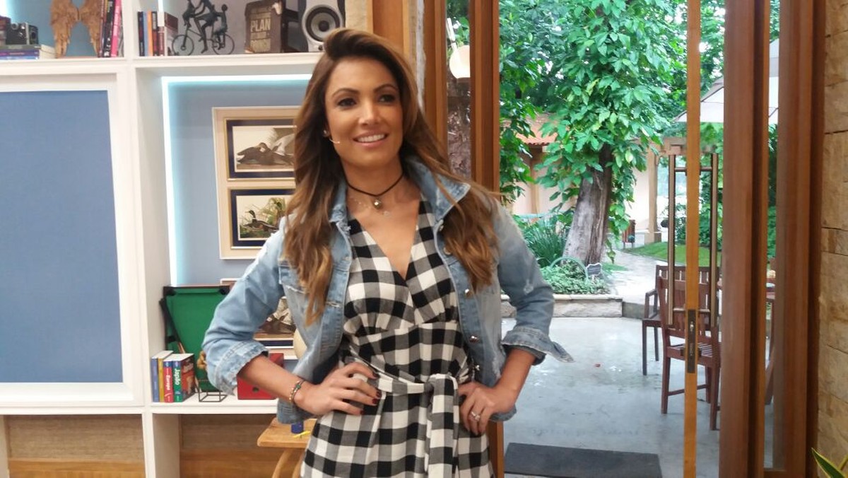 Vestido xadrez com jaqueta jeans 2025