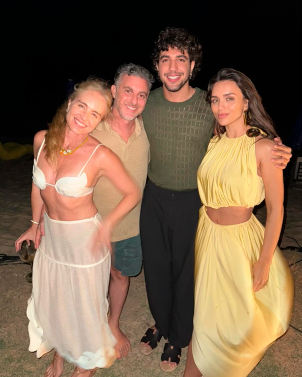 Nattan e Rafa Kalimann posam com Luciano Huck e Angélica em Carneiros — Foto: Reprodução
