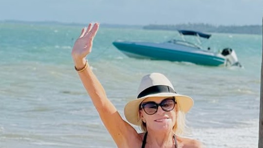 Ana Maria Braga passa o Carnaval na Bahia com o namorado, Fábio Arruda: 'Longe do barulho e da pressa'
