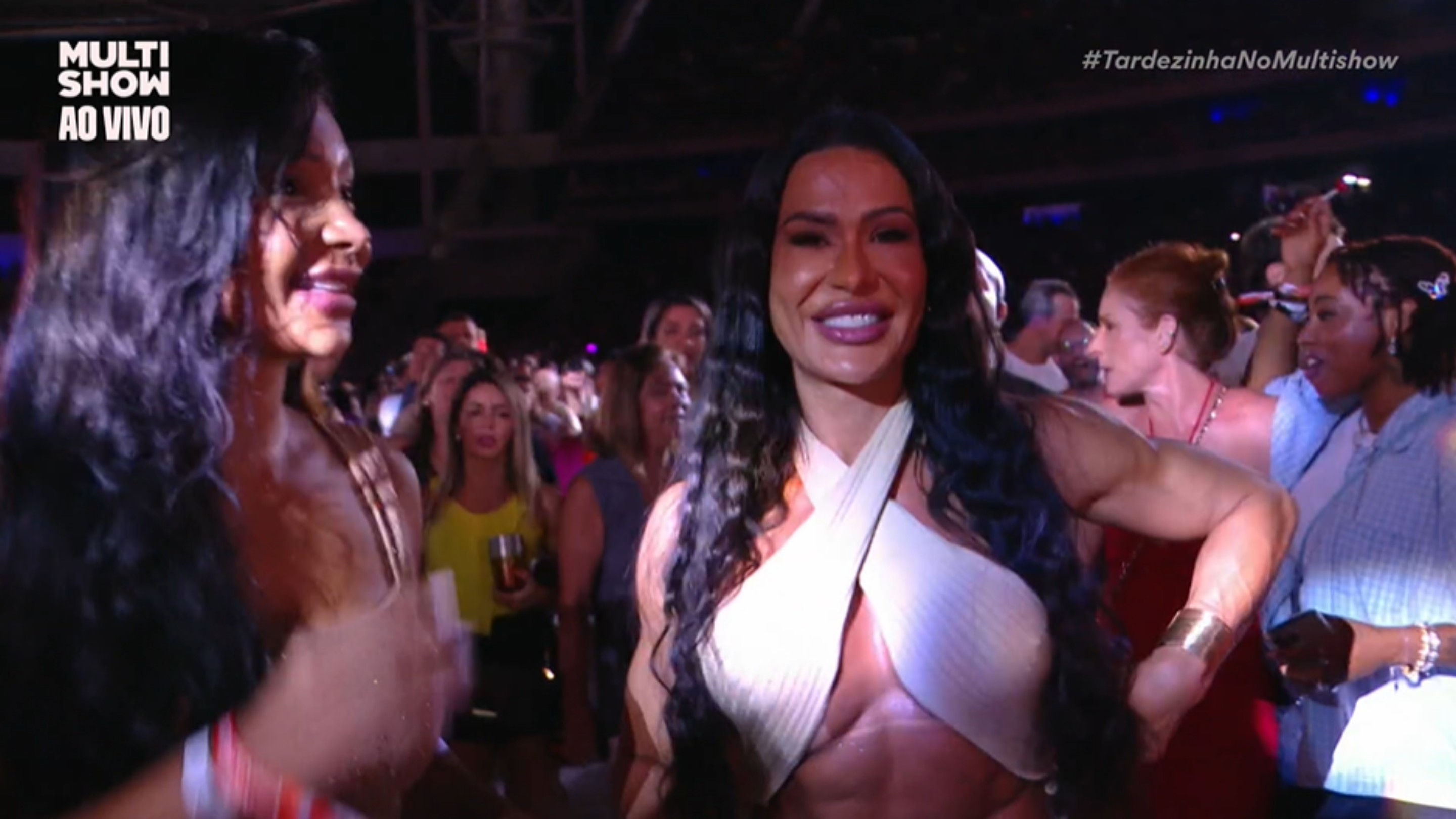 Gracyanne Barbosa curte show de Thiaguinho com participação de Belo no Rio