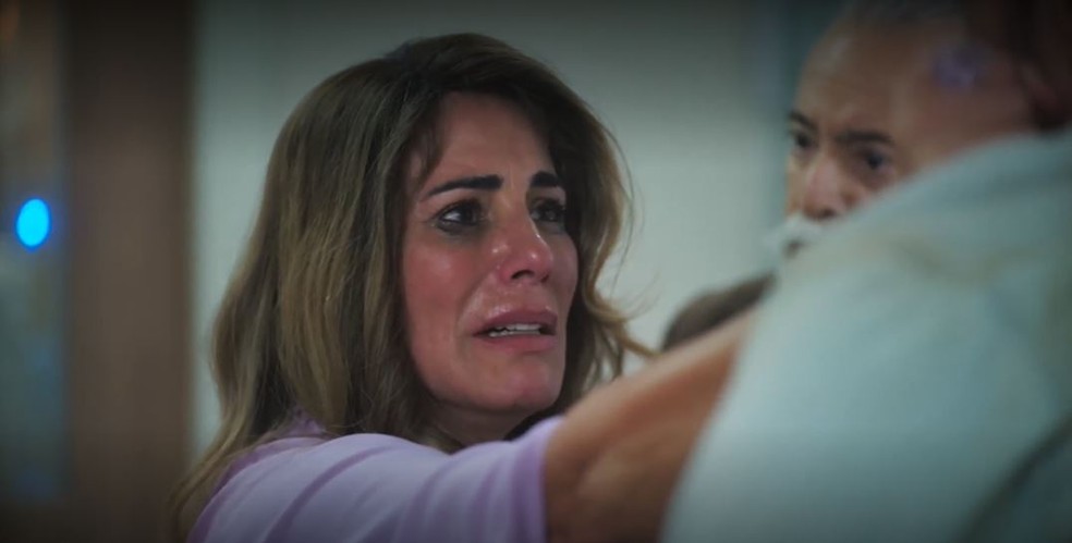 Irene (Gloria Pires) se rebela contra Caio (Cauã Reymond) após a morte de Daniel (Johnny Massaro) — Foto: Globo