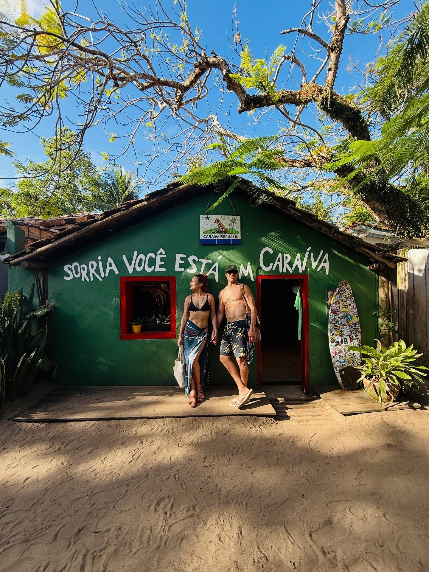 José Loreto posa em clima de romance com Fernanda Marques na Bahia: 'A vida é pra quem sabe viver'
