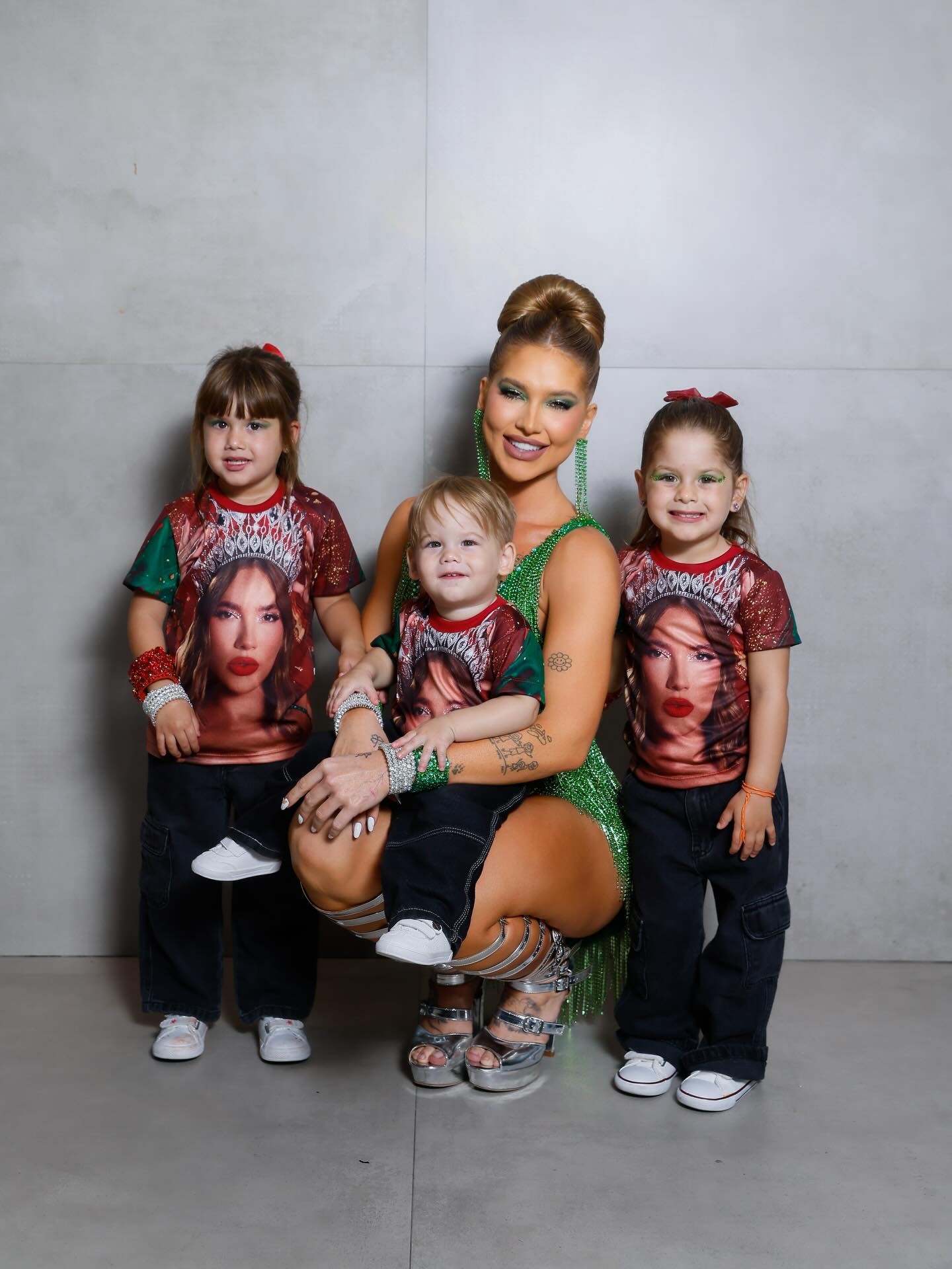 Vini Jr. reage apaixonado ao ver Virginia brilhar com filhos em ensaio da Grande Rio