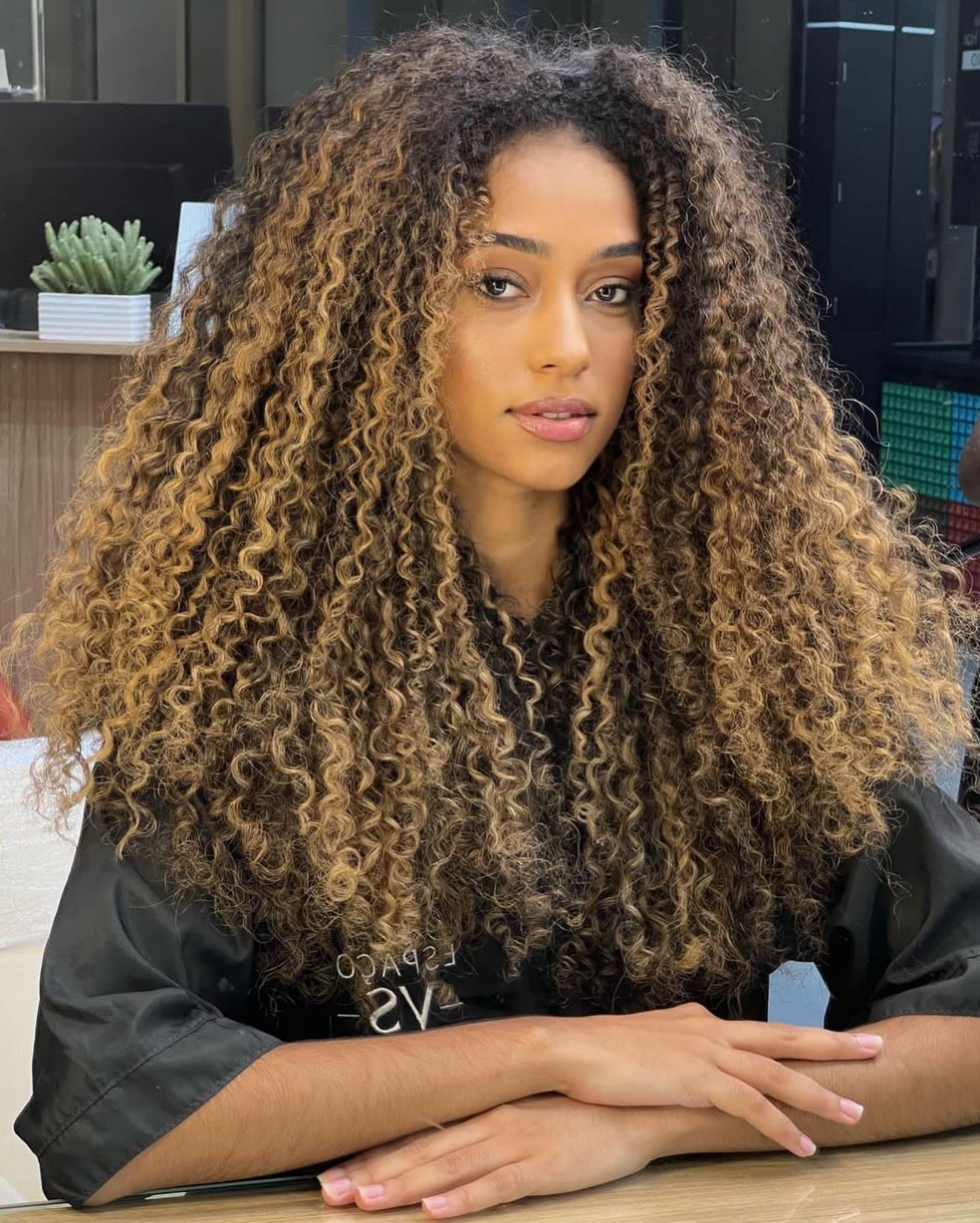 Aqui ela posou para a cabeleireira Vivi Siqueira — Foto: Reprodução Instagram