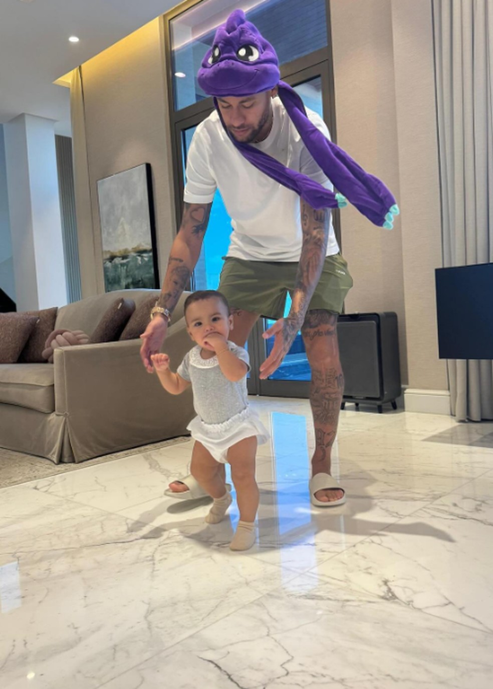 Neymar và con gái út Mavie - Ảnh: Reproduction/Social Networks
