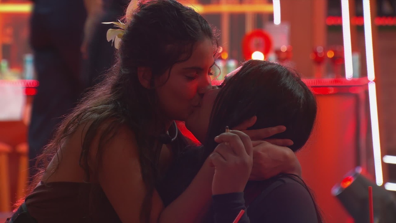 Gabriela e Chaiany dão selinho em Festa, e goiana diz: 'Pelo menos, estou beijando você'