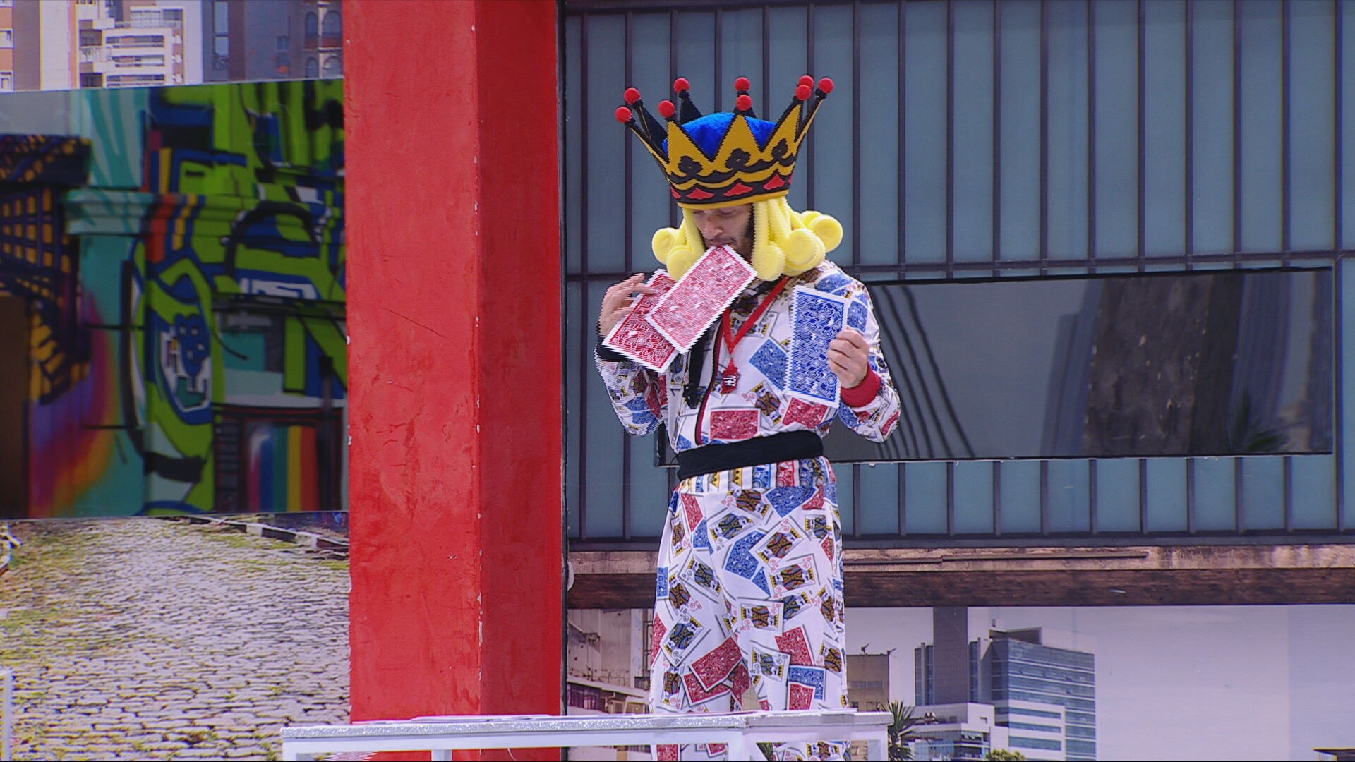 Após 2h30 cumprindo Castigo do Monstro, Diego Hypolito deixa castelo de cartas cair pela segunda vez