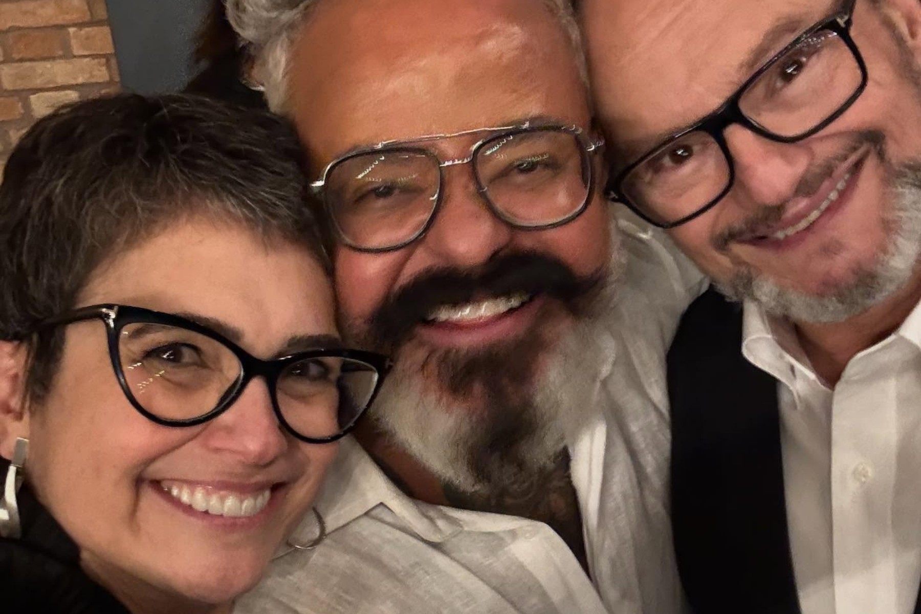 Sandra Annenberg chora após desfile do amigo Ronaldo Fraga, no SPFW: 'Ele está aberto para a vida'