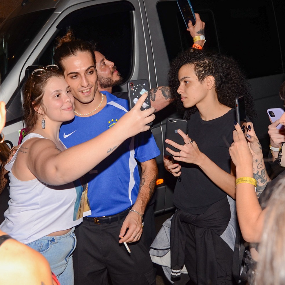 Damiano da Måneskin atende fãs com a camisa do Brasil — Foto: Araujo Agnews 