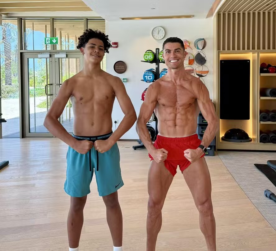 Em dia de estreia do pai na Copa do Mundo, filho de Cristiano Ronaldo completa 16 anos