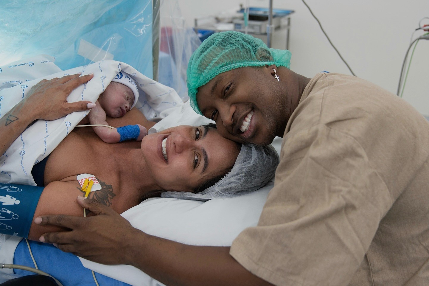 Thiaguinho lança música surpresa em homenagem a Carol Peixinho e Bento