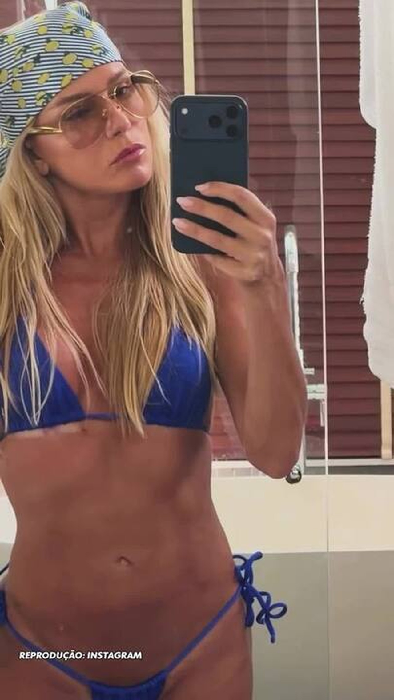 Deborah Secco aproveita a Quarta-feira de Cinzas de biquíni