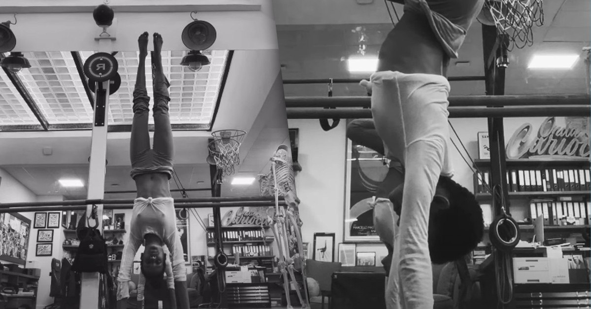 Esposa de Vicent Cassel, Narah Baptista tenta buscar equilíbrio ao 'plantar bananeira' e pede ajuda dos fãs