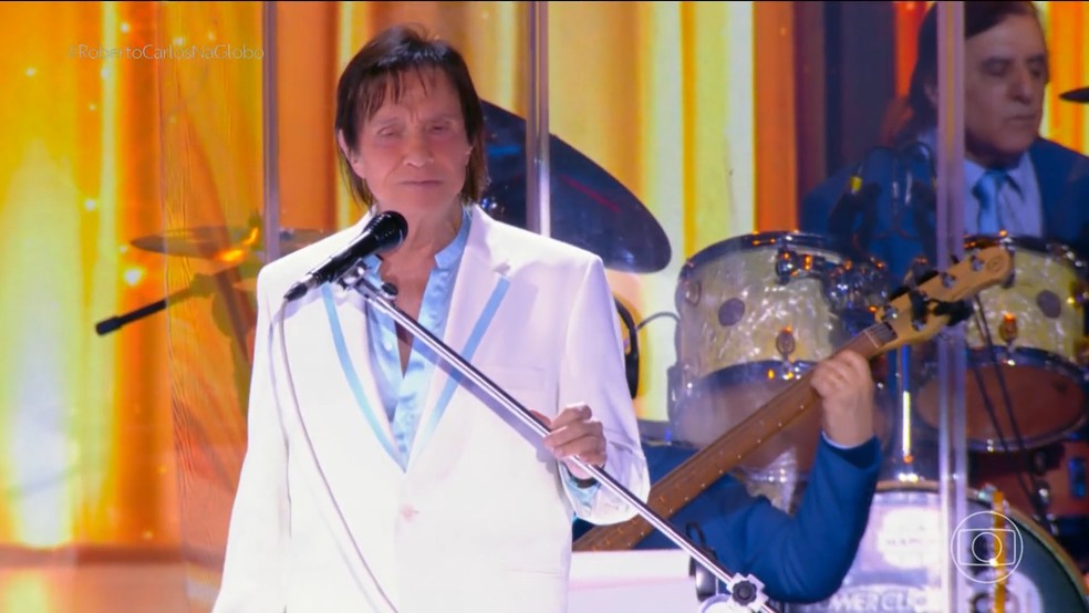 Roberto Carlos canta 'Amigo', em homenagem a Erasmo Carlos — Foto: Globo