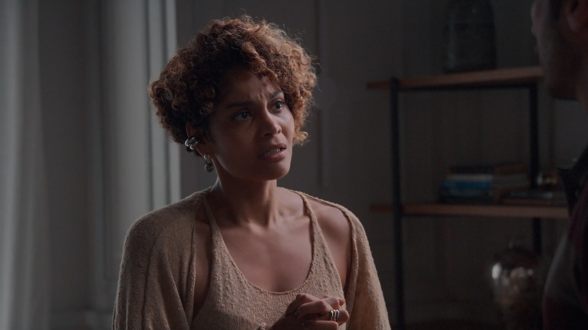 Três Graças: Lena decide voltar ao Brasil com a filha de Joélly