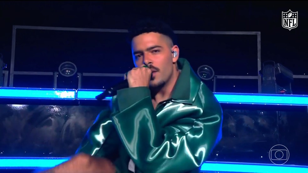 Pedro Sampaio traz hits ao show do intervalo de jogo da NFL no Rio — Foto: Globo