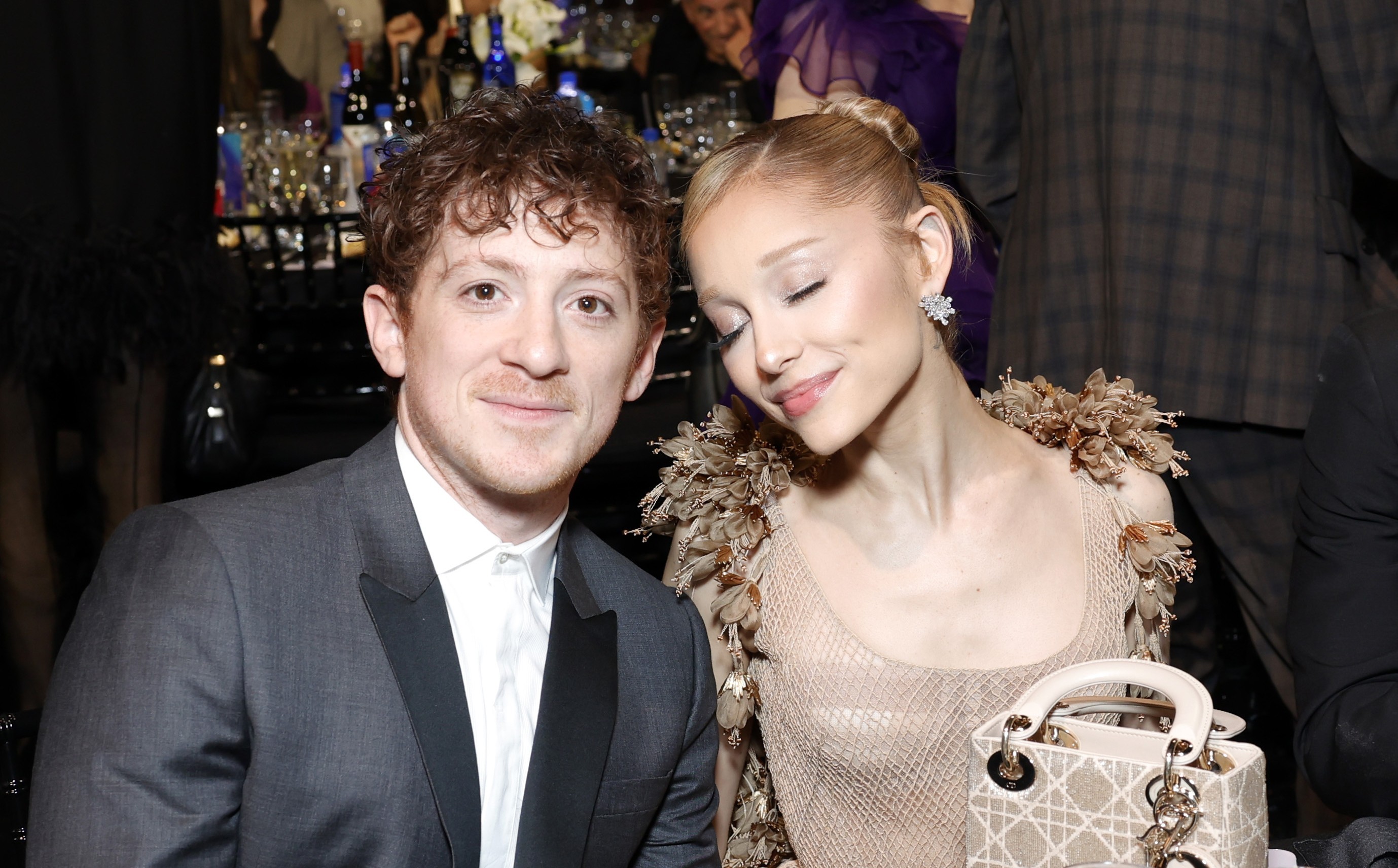 Relacionamento de Ariana Grande e Ethan Slater chega ao fim após três anos, diz site