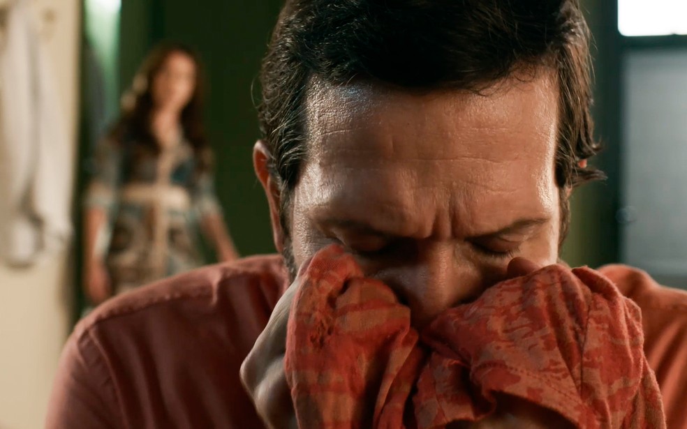 Egídio (Vladimir Brichta) é flagrado por Dona Patroa (Camila Morgado) cheirando o vestido de Joana (Alice Carvalho) do varal - Renascer — Foto: Globo