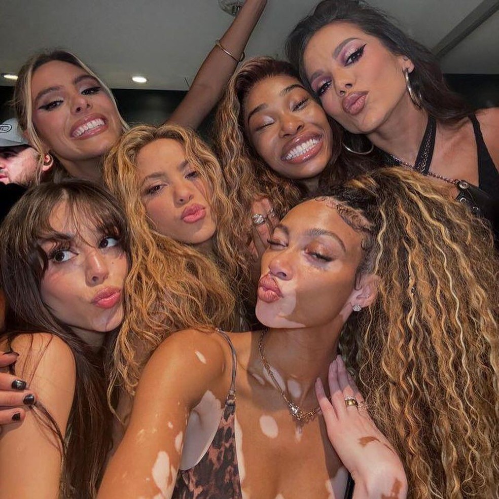 Shakira grava clipe com Anitta, Danna Paola, Lele Pons e Winnie Harlow — Foto: Reprodução/Instagram