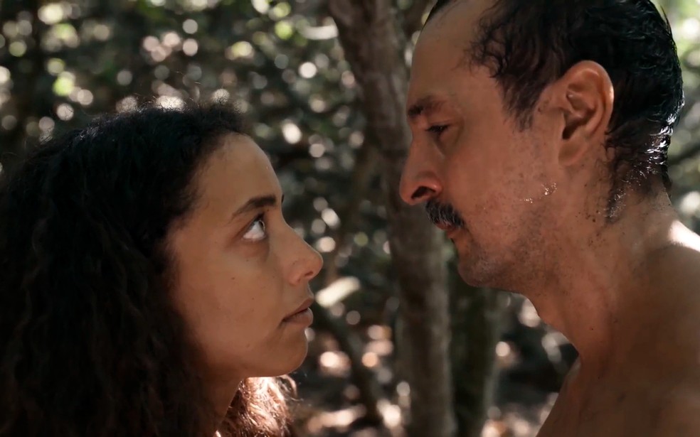 Tião (Irandhir Santos) reclama da vida com Joana (Alice Carvalho) - Renascer — Foto: Globo