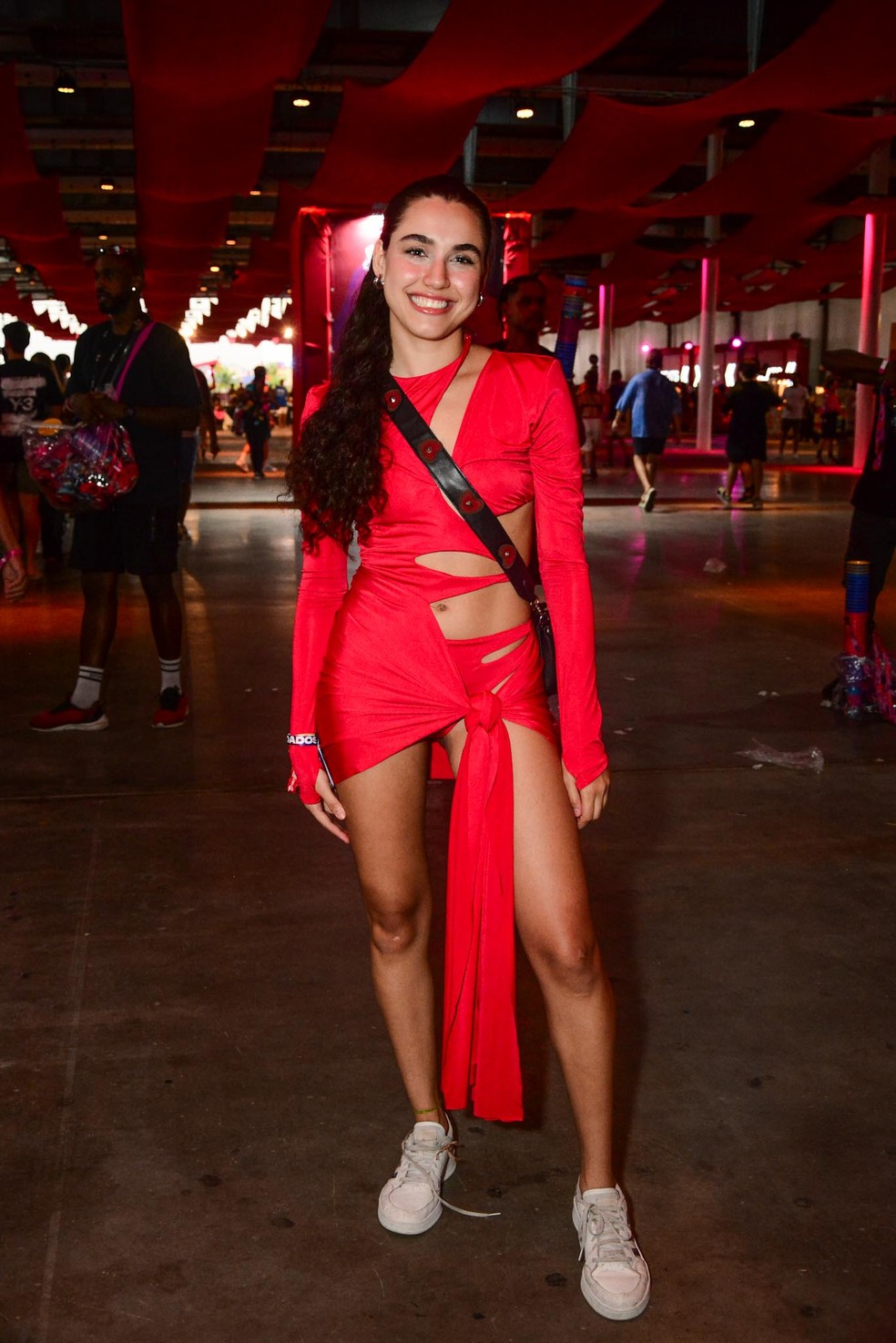 Atriz Giovanna Coimbra usa look vermelho para show da Anitta — Foto: Webert Belicio/Marcelo Sá Barretto/Agnews