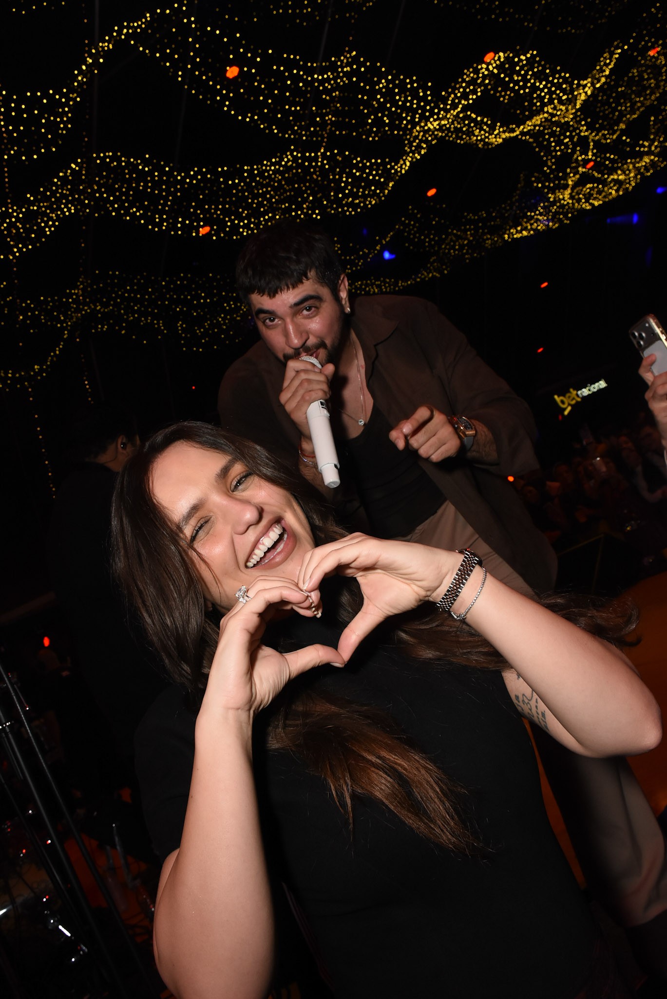 Rafa Kalimann desembarca direto em show de Nattan após voltar de Cannes