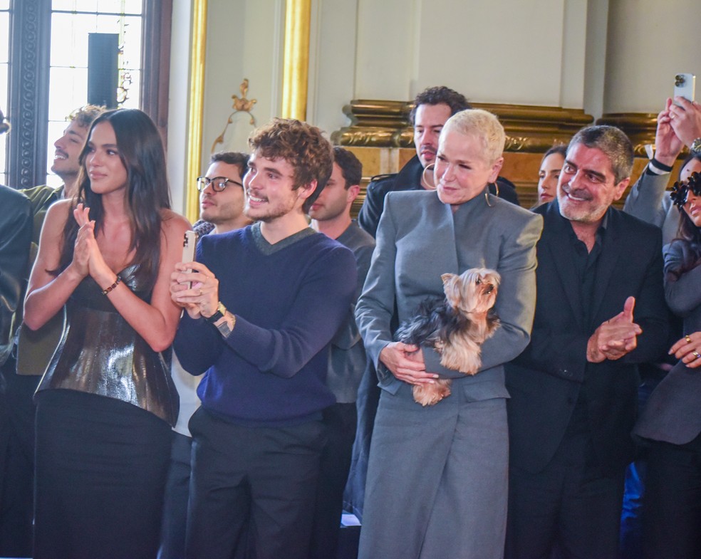 Bruna Marquezine, João Lucas e Xuxa emocionados no desfile de Sasha — Foto: Agnews