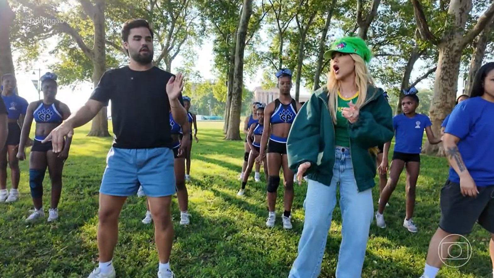Virginia coloca líderes de torcida americanas para dançar 'Alô, Virgínia'
