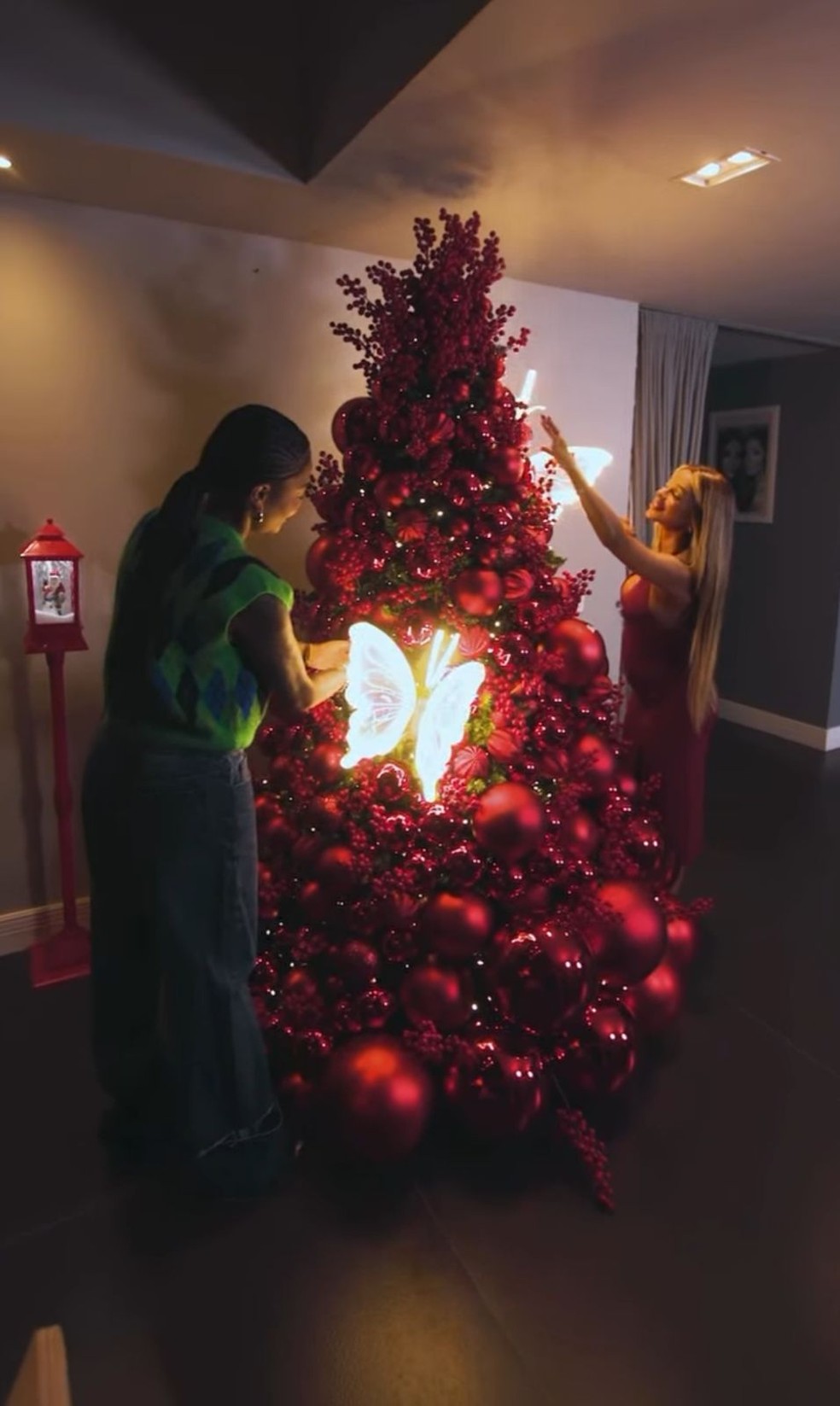 Ludmilla e Bruna Gonçalves mostram decoração de Natal — Foto: Reprodução/Instagram