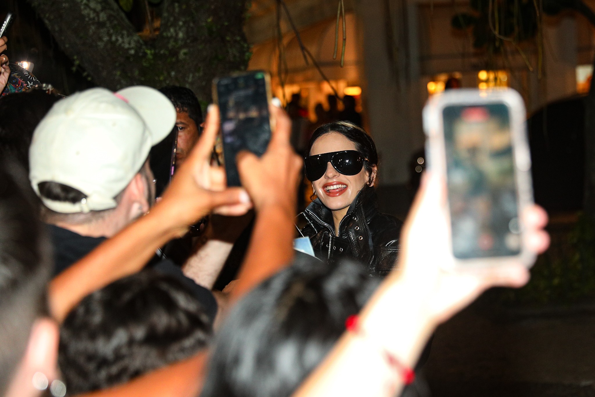 Rosalía é fotografada ao deixar Copacabana Palace para audição com fãs