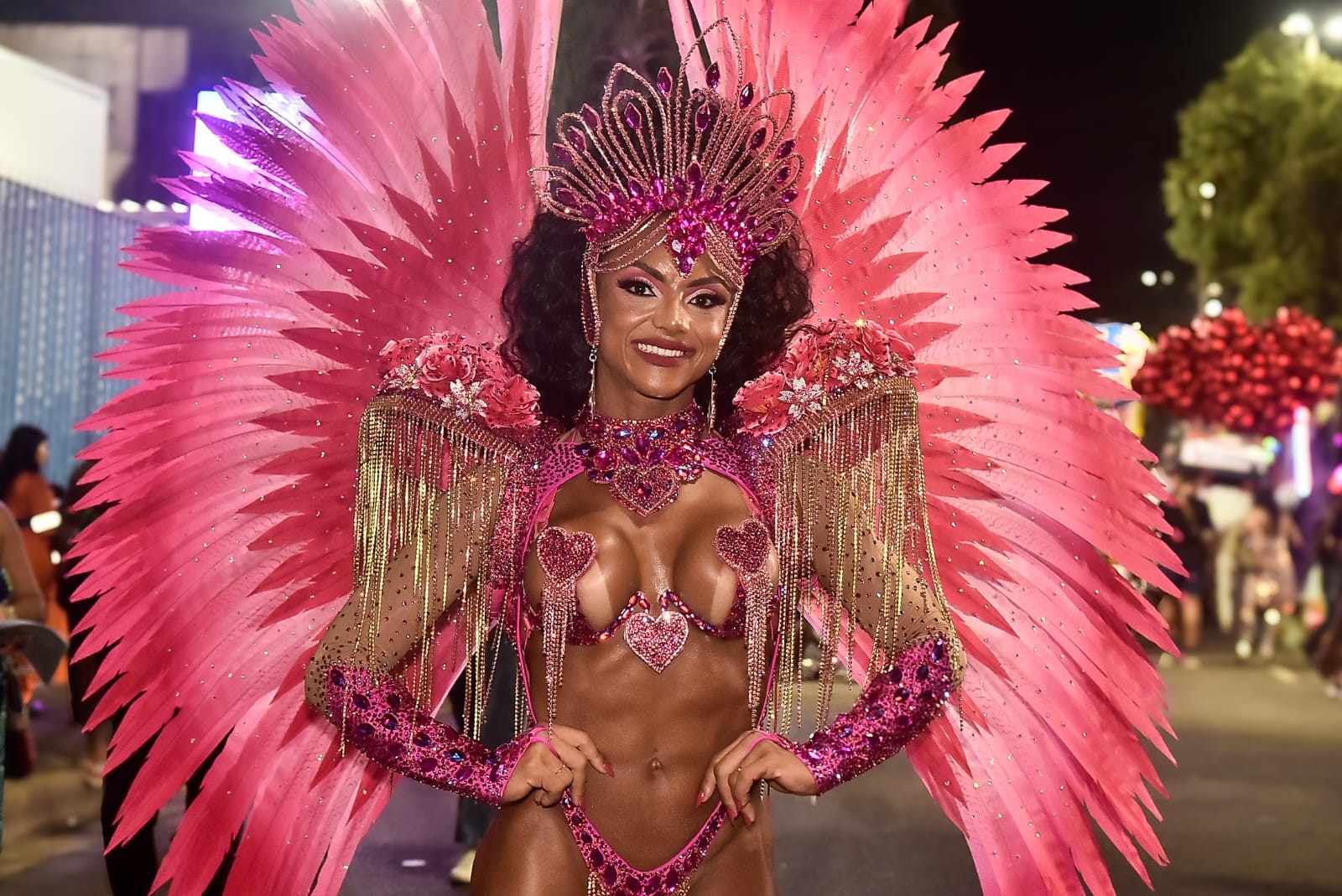 Musa da Mocidade exibe abdômen trincado e conta que marido a apoia: 'Tem que mostrar'