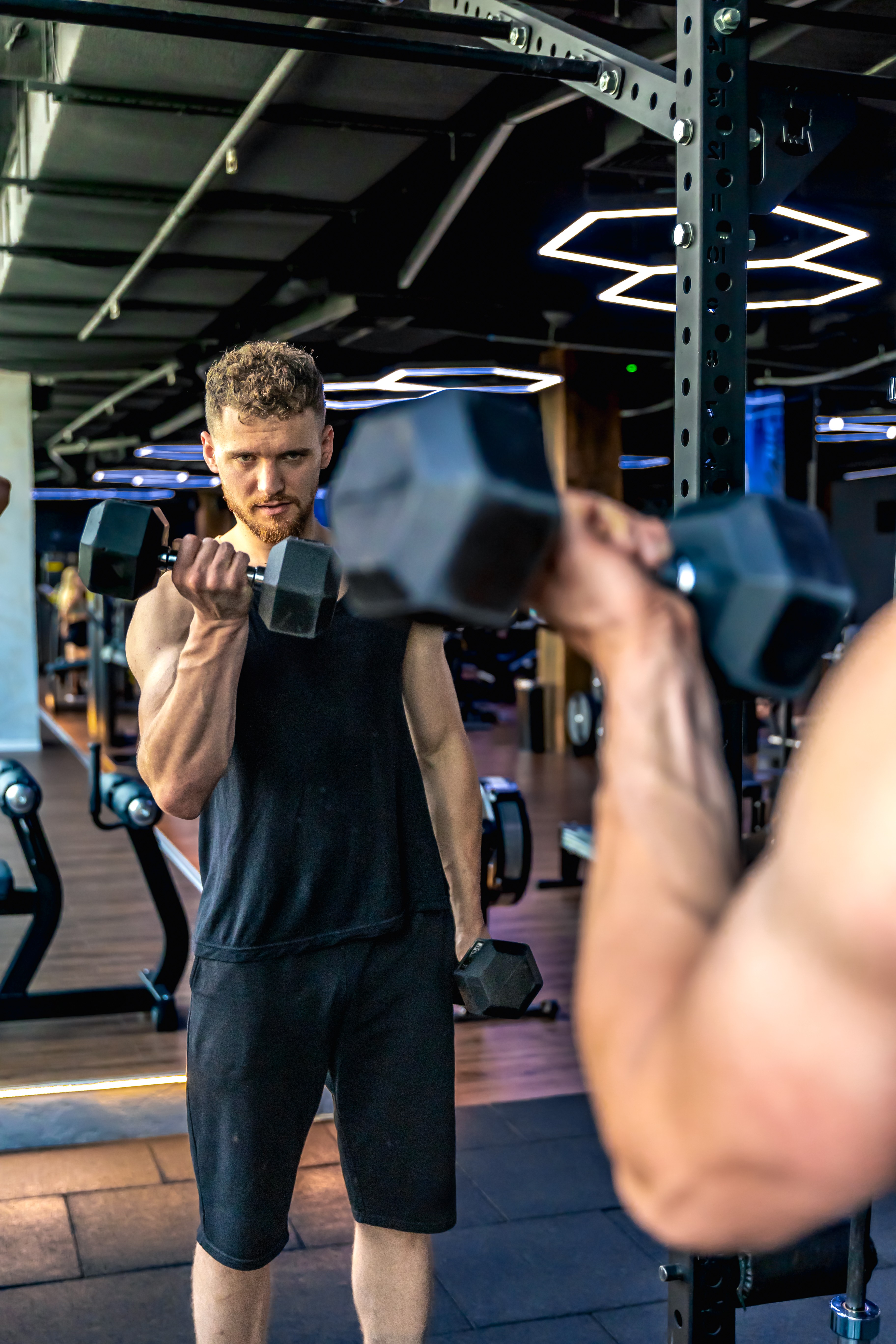 Espelho da academia engana? Entenda por que você parece mais sarado nele