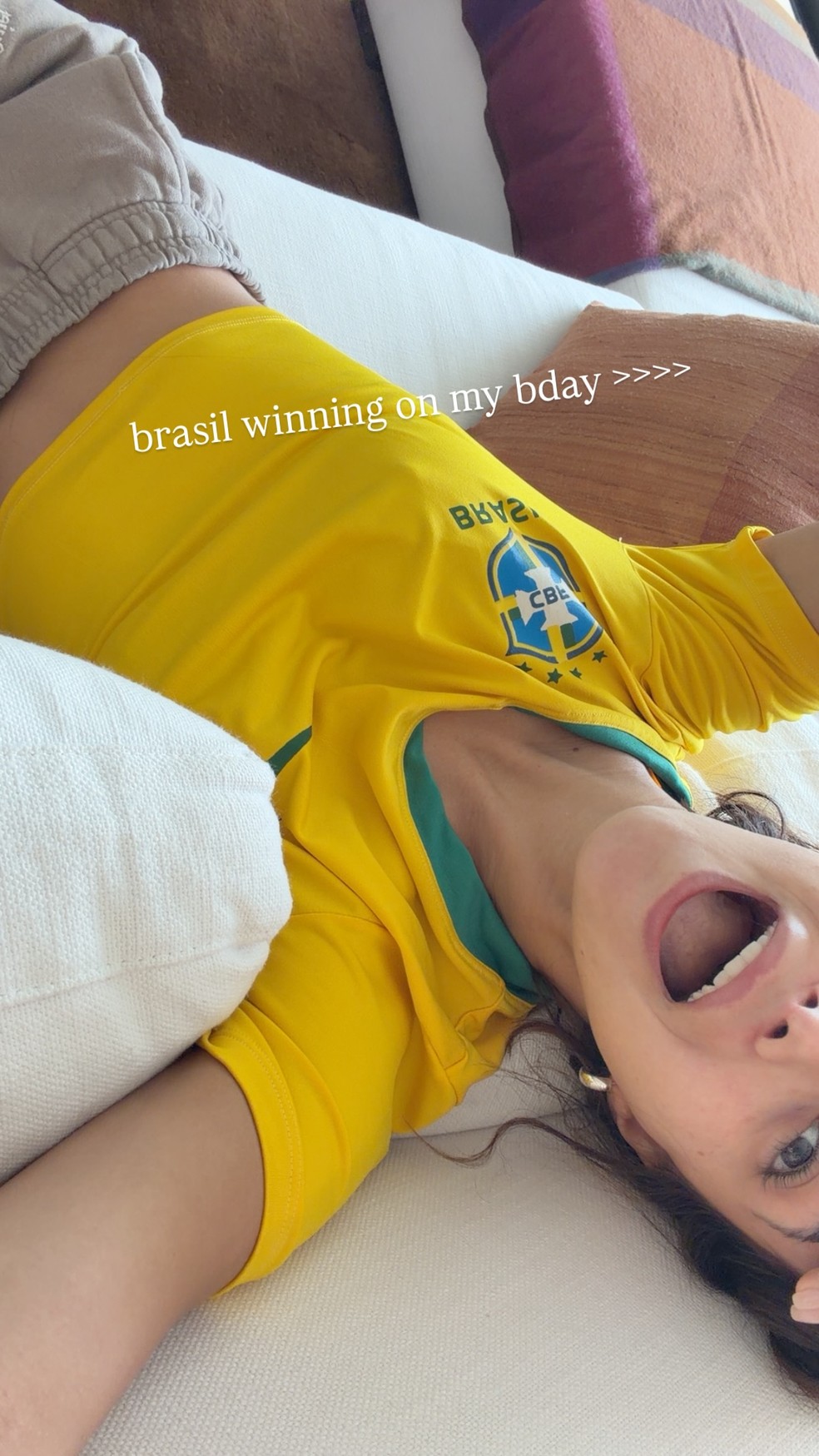 Camila Mendes celebra vitória do Brasil no seu aniversário — Foto: Reprodução/Instagram