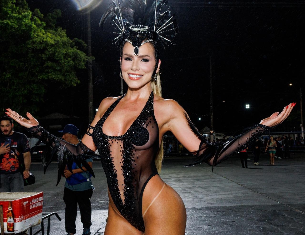 Erika Schneider usa fantasia com transparência em ensaio técnico da Gaviões da Fiel