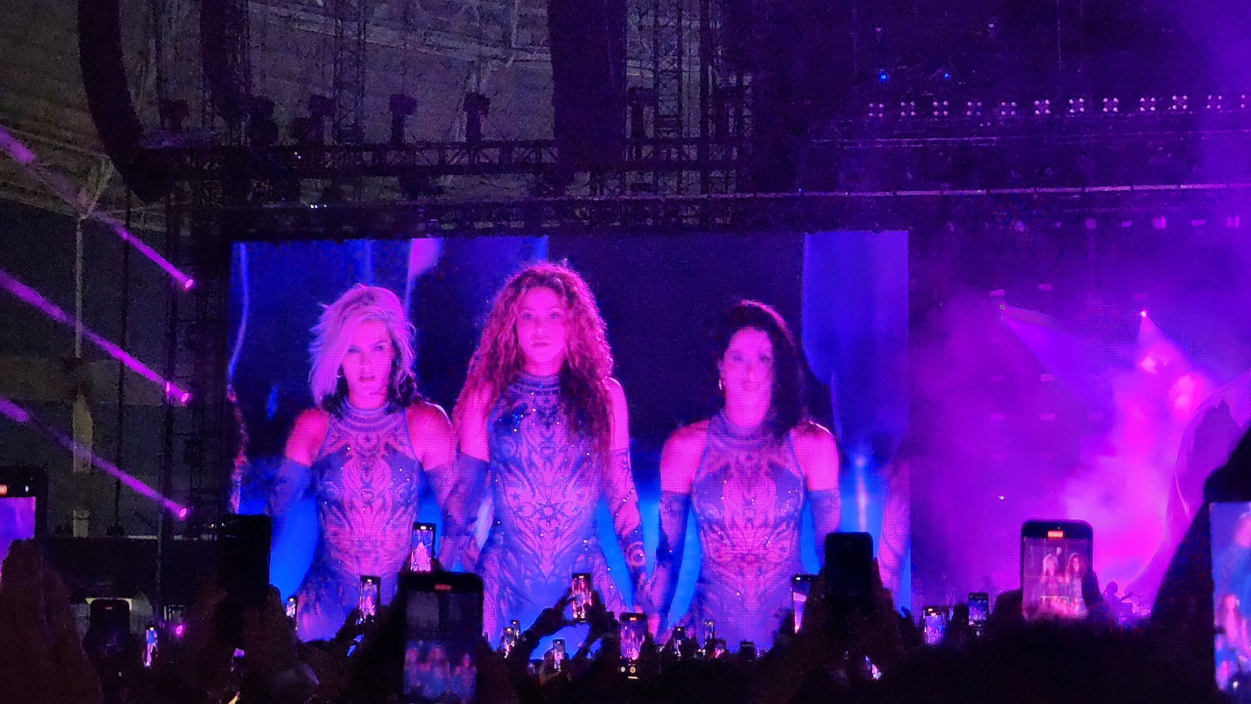 Shakira usa look de estilista brasileiro em estreia de turnê no Rio de