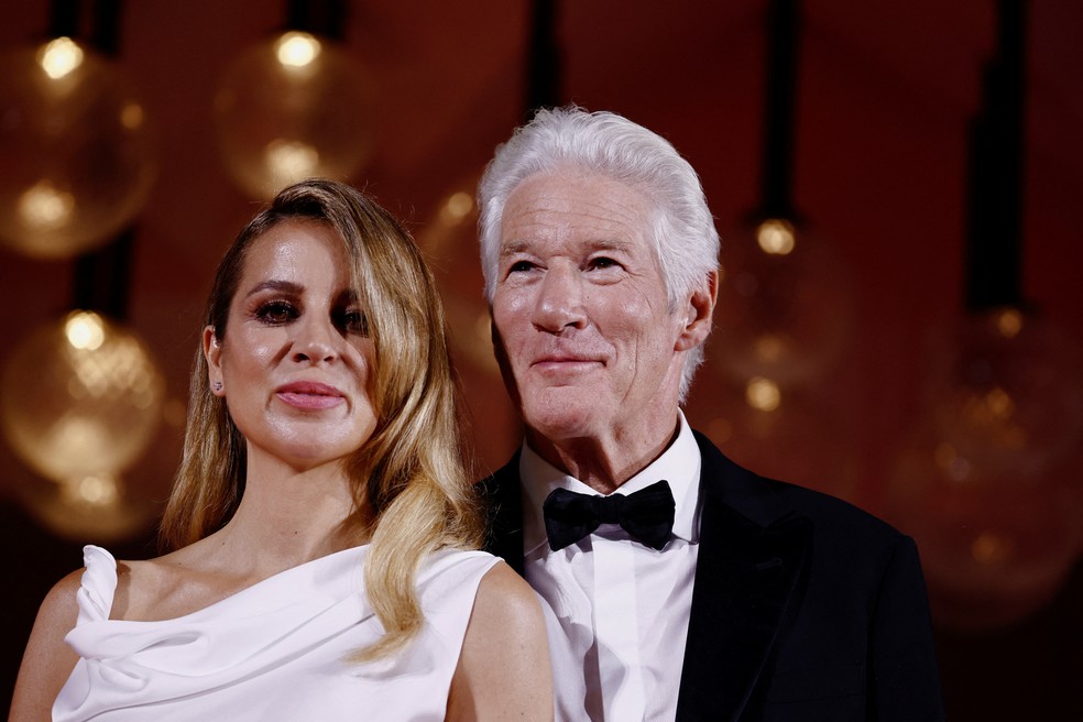 Richard Gere com sua esposa Alejandra Gere no Festival de Veneza — Foto: REUTERS/Louisa Gouliamaki